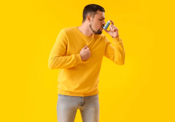 Sick Man Inhaler Yellow Background — Stock Photo, Image