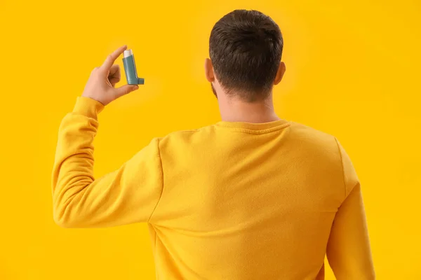 Man Inhaler Yellow Background Back View — Stock Photo, Image