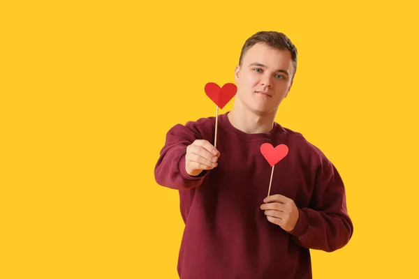 Nuori Mies Paperilla Sydämet Ystävänpäivä Keltaisella Taustalla — kuvapankkivalokuva