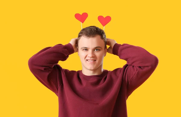Nuori Mies Paperilla Sydämet Ystävänpäivä Keltaisella Taustalla — kuvapankkivalokuva