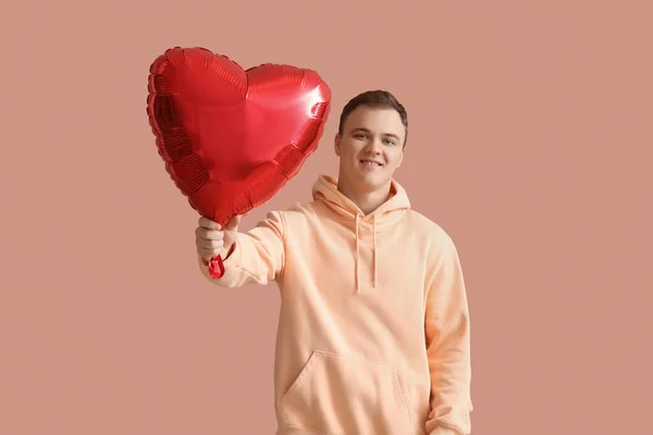 Молодий Чоловік Кулькою День Святого Валентина Бежевому Фоні — стокове фото