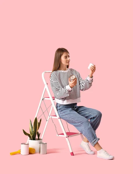 Young Woman Paint Cans Ladder Houseplant Pink Background — Stock Photo, Image