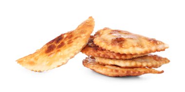 Beyaz arkaplanda izole edilmiş lezzetli cheburekler