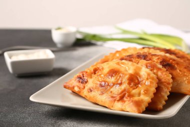 Grunge arka planında lezzetli chebureks tabağı