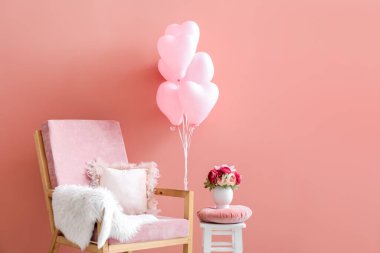 Sevgililer Günü için koltuğu ve pembe balonları olan şık bir oturma odası.