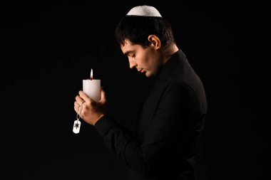 Karanlık bir geçmişi olan dua eden Yahudi bir adam. Uluslararası Soykırım Anma Günü