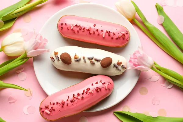 Plate Delicious Glazed Eclairs Tulips Pink Background — Stock Photo, Image