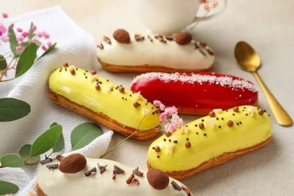 Delicious Glazed Eclairs Floral Decor Grey Background — Stock Photo, Image