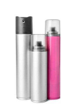 Beyaz arka planda farklı saç spreyleri.