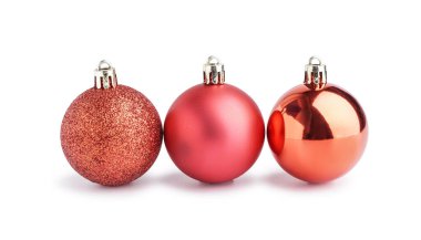 Beyaz arka planda Kırmızı Noel Baloları