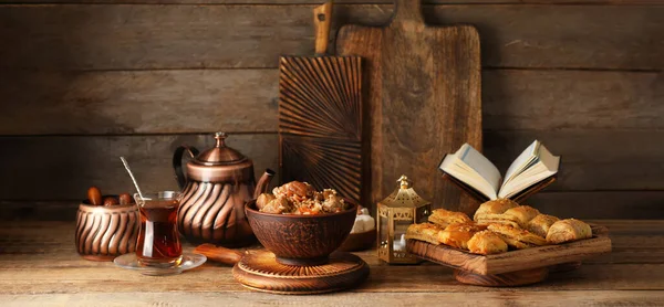 Tradiční Východní Jídla Koránem Dřevěném Pozadí — Stock fotografie
