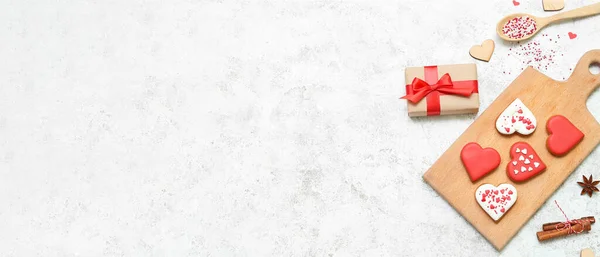 Композиция Вкусным Печенье Форме Сердца Подарок Брызги Светлом Фоне Местом — стоковое фото