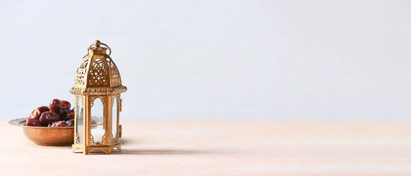 Мусульманская лампа и даты на светлом фоне с местом для текста