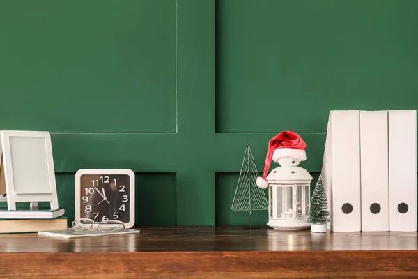 Рождественский Фонарь Санта Шляпой Рамкой Папками Часами Столе Рядом Зеленой — стоковое фото