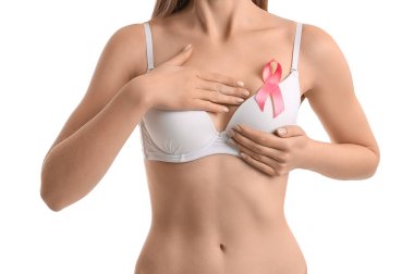 Beyaz arka planda pembe kurdeleli iç çamaşırlı genç bir kadın. Göğüs kanseri farkındalığı konsepti