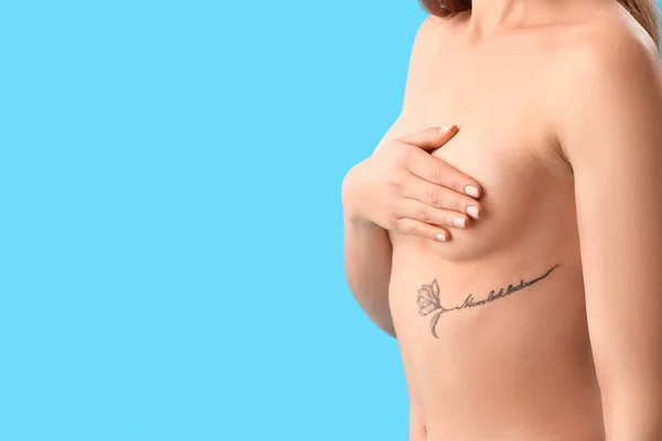 Naked Young Woman Blue Background Closeup Breast Cancer Awareness Concept — Stock Photo, Image