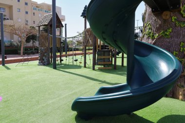 Oyun parkında slaytlı çocuk kompleksinin görüntüsü
