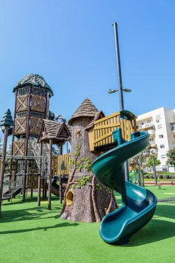 Oyun parkında slaytlı çocuk kompleksinin görüntüsü