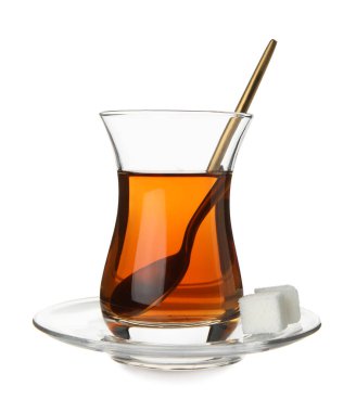 Beyaz arkaplanlı bir bardak Türk çayı.