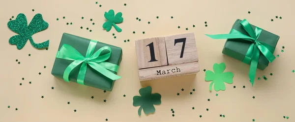 Gifts Clover Calendar Date Patrick Day Light Background — Stock Photo, Image