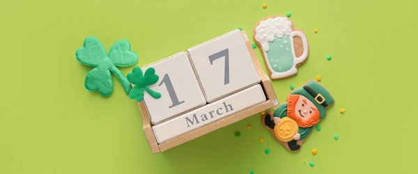Clover Tasty Gingerbread Cookies Calendar Date Patrick Day Green Background — Stock Photo, Image