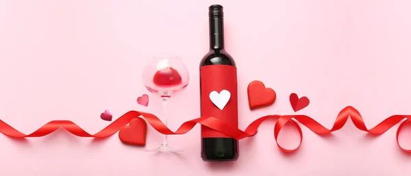 Σύνθεση Μπουκάλι Κρασί Ποτήρι Μπισκότα Σχήμα Καρδιάς Και Κορδέλα Ροζ — Φωτογραφία Αρχείου