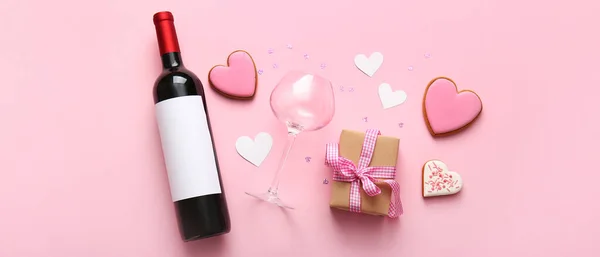 Σύνθεση Μπουκάλι Κρασί Ποτήρι Μπισκότα Σχήμα Καρδιάς Και Δώρο Ροζ — Φωτογραφία Αρχείου