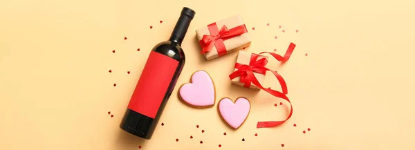 Μπουκάλι Κρασί Μπισκότα Σχήμα Καρδιάς Και Δώρα Για Την Ημέρα — Φωτογραφία Αρχείου