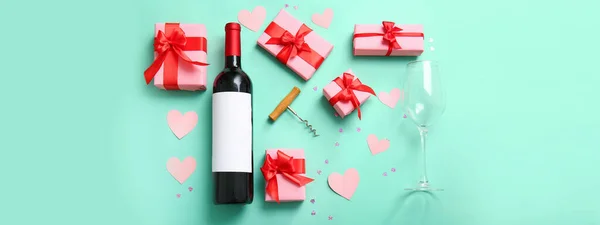 Σύνθεση Μπουκάλι Κρασί Ποτήρι Δώρα Και Διακόσμηση Τυρκουάζ Φόντο Γιορτή — Φωτογραφία Αρχείου