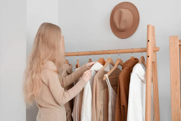 Blonde Woman Rack Stylish Clothes Light Wall — Stock Photo, Image