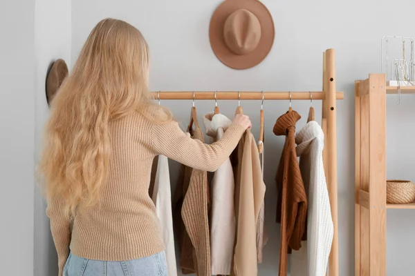 Blonde Woman Rack Stylish Clothes Light Wall — Stock Photo, Image