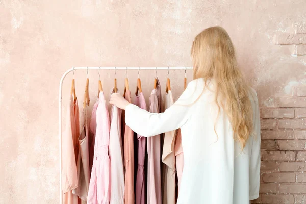 Blonde Woman Rack Stylish Clothes Pink Wall — Stock Photo, Image