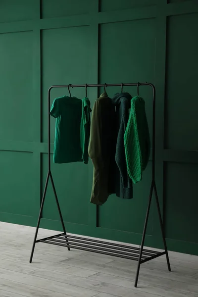 Rack Stylish Female Clothes Green Wall — Fotografia de Stock