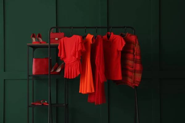 Rack Red Female Clothes Shelving Unit Shoes Green Wall — Fotografia de Stock