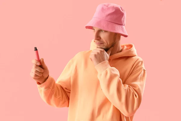 Thoughtful Young Man Bucket Hat Disposable Electronic Cigarette Pink Background — Stock Photo, Image