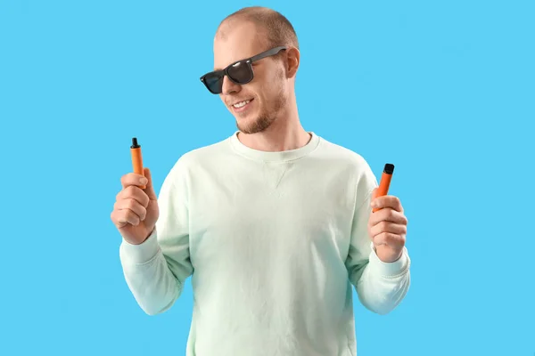 Young Man Sunglasses Disposable Electronic Cigarettes Blue Background — Stock Photo, Image