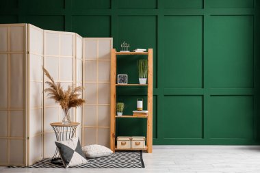 Modern odanın içinde şık katlama ekranı var.