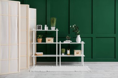 Modern odanın içinde şık katlama ekranı var.