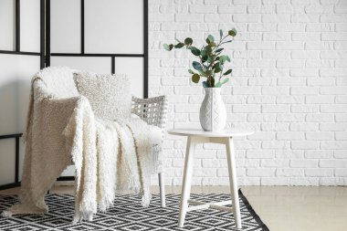 Modern odanın içinde şık katlama ekranı var.