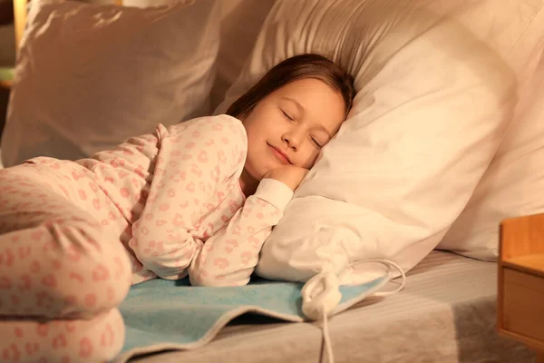 Little Girl Sleeping Electric Heating Pad Bedroom Night — Stock Photo, Image