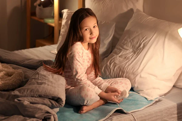 Little Girl Sitting Electric Heating Pad Bedroom Night — Stock Photo, Image