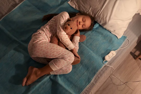 Little Girl Toy Sleeping Electric Heating Pad Bedroom Night Top — Stockfoto