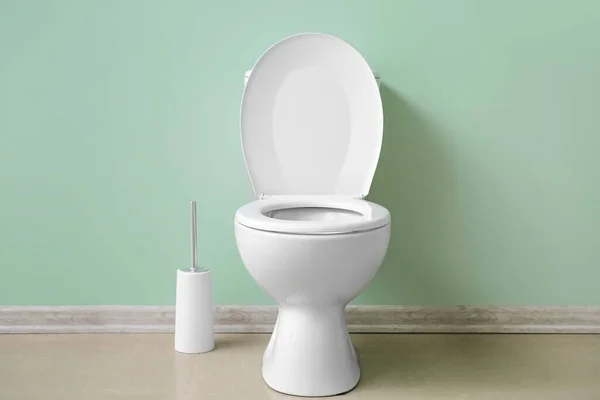 Ceramic Toilet Bowl Brush Green Wall — Stock Photo, Image