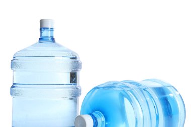 Beyaz zemin üzerinde temiz su şişeleri