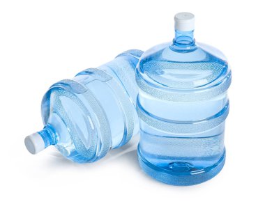 Beyaz zemin üzerinde temiz su şişeleri