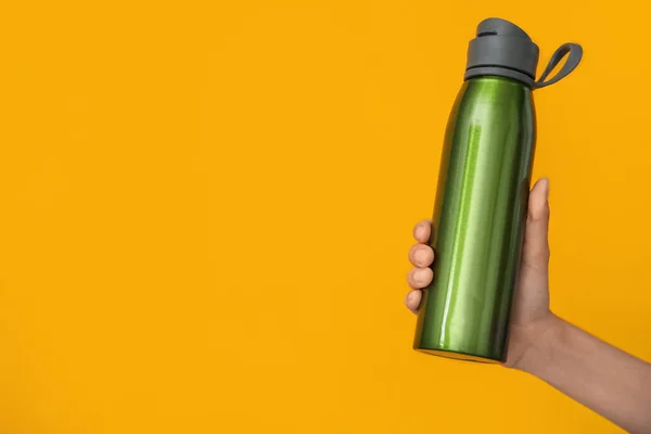 Woman Holding Sports Water Bottle Color Background — Stock Photo, Image