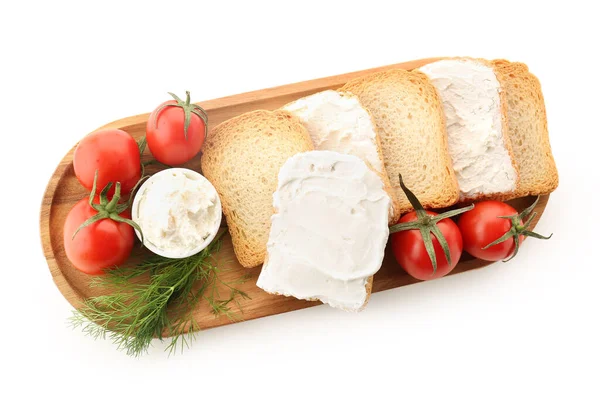 白色背景的带有美味奶油芝士和西红柿的木块面包 — 图库照片