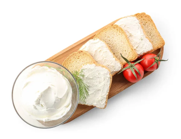 配上面包牛乳 一碗美味的奶油奶酪和白色背景的西红柿的木板 — 图库照片