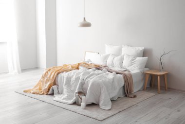 Büyük yataklı ve masalı aydınlatma odasının içi