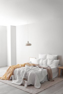 Büyük yataklı ve masalı aydınlatma odasının içi